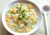 ごはんを加えて一煮立ちしたら出来上がり！（ごはんをおかゆ状にやわらかくしたい場合は、水を加え、弱火でさらに煮る）