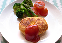 皿にのせ、好みの野菜、ケチャップなど盛りつければ出来上がり！