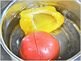 トマト、黄パプリカは、皮を湯むきし、種を除いて1cm角に切る。玉ねぎは1cm角に切る。ズッキーニは、皮をむいて1cm角に切って5～10分水にさらす。