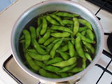 枝豆を茹で、皮を剥く。