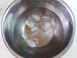 ボウルに氷水を入れ、板ゼラチンをふやかしておく。