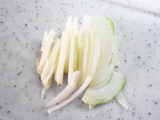玉ねぎをスライスする。ごぼう、ジャガイモは皮を剥き、薄くスライスする。