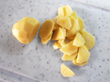 玉ねぎをスライスする。ごぼう、ジャガイモは皮をむき、薄くスライスする。