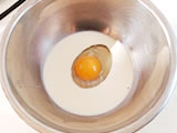 ボウルに玉子を割り入れ、豆乳を加える。