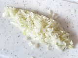 玉ねぎをみじん切りにする。