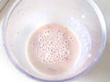 桃を皮ごと適当な大きさにカットする。牛乳とコンスターチを加え、ミキサーにかける。