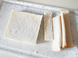 食パンの耳を切る（お好みで）。