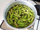 枝豆を塩を加えたたっぷりの湯で茹でる。ザルに開け、水気を切り、さやから剥く。