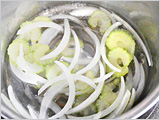 小鍋に、1.と水を入れて弱火でじっくりと加熱し、よく火が通ったら牛乳とごはんを加え、ひと煮立ちしたら沸騰させないように気をつけながら5分ほど煮る。