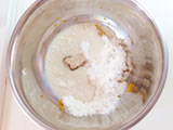 つぶしたかぼちゃ、さつまいものボウルに、薄力粉、ベーキングパウダー、きび糖、豆乳を加え、よく混ぜる。