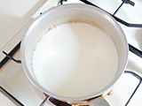 牛乳を温める。（鍋で加熱しても電子レンジを使ってもOK）