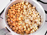 ひよこ豆、大豆を加えて軽く炒め、水を加える。沸騰したら弱火にし、水分がなくなるまで煮る。