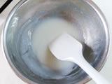 3.をボウルに移し、氷水を当てて冷ます。全体的にもったりととろみがついてきたところでヨーグルト、2.の桃を加え、手早く混ぜる。