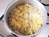 水を加える。一煮立ちしたら弱火にし、水分が3分の1程度になるまで、10分ほど煮る。