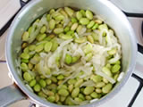 1.の枝豆を加え、軽く炒め、水を入れて約10分程度煮る。