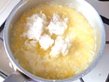 一煮立ちしたら、ごはん、枝豆を加え、柔らかくなるまで煮る。塩で味を整えれば出来上がり！
