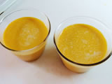ザルでこし、プリンカップに静かに流し入れる。