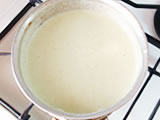 水分が少なくなってきたら火を止め、豆乳を加え、ミキサーにかける。塩で味を整えれば出来上がり！