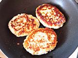 中火で片面を焼き、焼き色が着いたらひっくり返す。弱火にし、フタをして中まで火が通るまでしっかり焼けば出来上がり！
