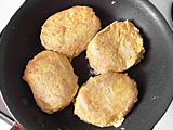 フライパンにオリーブオイル小さじ1を敷き、5.を焼く。弱火でふたをし、ハンバーグの中央まで火が通るよう、じっくり焼く。