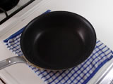 一度中火で温めたフライパンを、濡れたふきんなどで冷やし、再び弱火にかけます。これでフライパンの温度が低温になり、均一な焼き色になります。