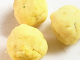 ニョッキを丸める際に加える牛乳の量は？