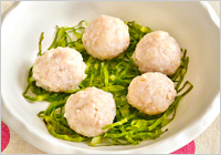 2.を食べやすい大きさに丸め、キャベツの上にのせて5分ほど蒸す。蒸し上がれば出来上がり！