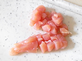 鶏ささみを食べやすい大きさにカットする。