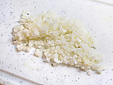 玉ねぎはみじん切りする。鶏ささみ、かぼちゃは1cm角にカットする。