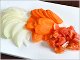 にんじん、たまねぎは薄切りにする。トマトは皮を湯むきして粗く刻む。