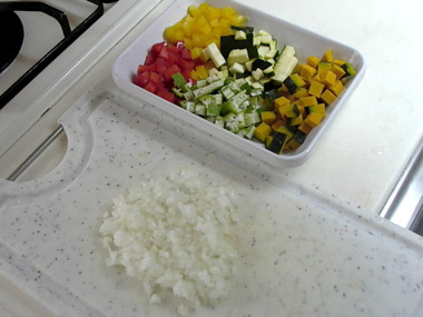 玉ねぎはみじん切り、トマトは湯むきし、1cm程度の角切りにする。その他の野菜は5mm角にカットしておく。