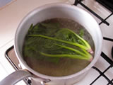 鍋にたっぷりの湯を沸かし、ほうれん草をやや長めに茹でる。茹で上がったら冷水に入れて冷やし、水気をしっかり切って、みじん切りにする。