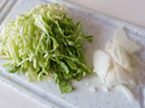 玉ねぎ、キャベツをスライスする。