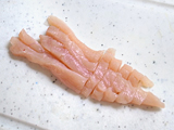 玉ねぎはみじん切りする。鶏ささみ、かぼちゃは1cm角にカットする。