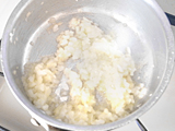鍋にオリーブオイルを入れ、玉ねぎをしんなりするまで炒める。鶏ひき肉を加えて、ほぐしながら炒める。