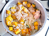 鶏ささみ、かぼちゃを加えて軽く炒める。