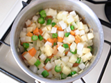 鍋にオリーブオイルと2．の野菜を入れ、火にかける。野菜がしんなりするまで炒める。