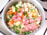 鶏ささみを加え、軽く炒る。トマト水煮缶と水を加えて強火にする。