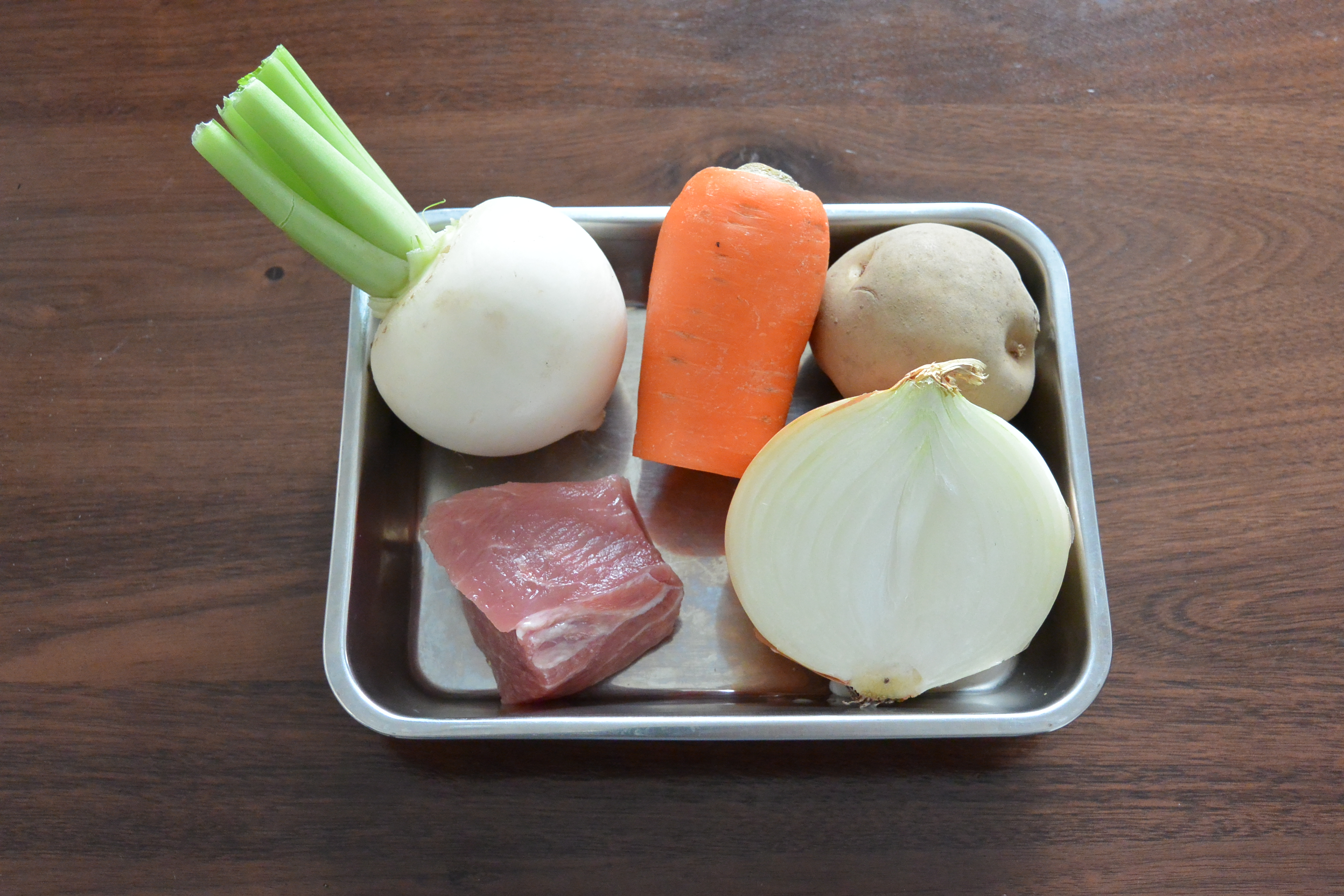 かぶ、じゃがいも、たまねぎ、にんじん、豚もも肉(ブロックまたは薄切り)、昆布、水