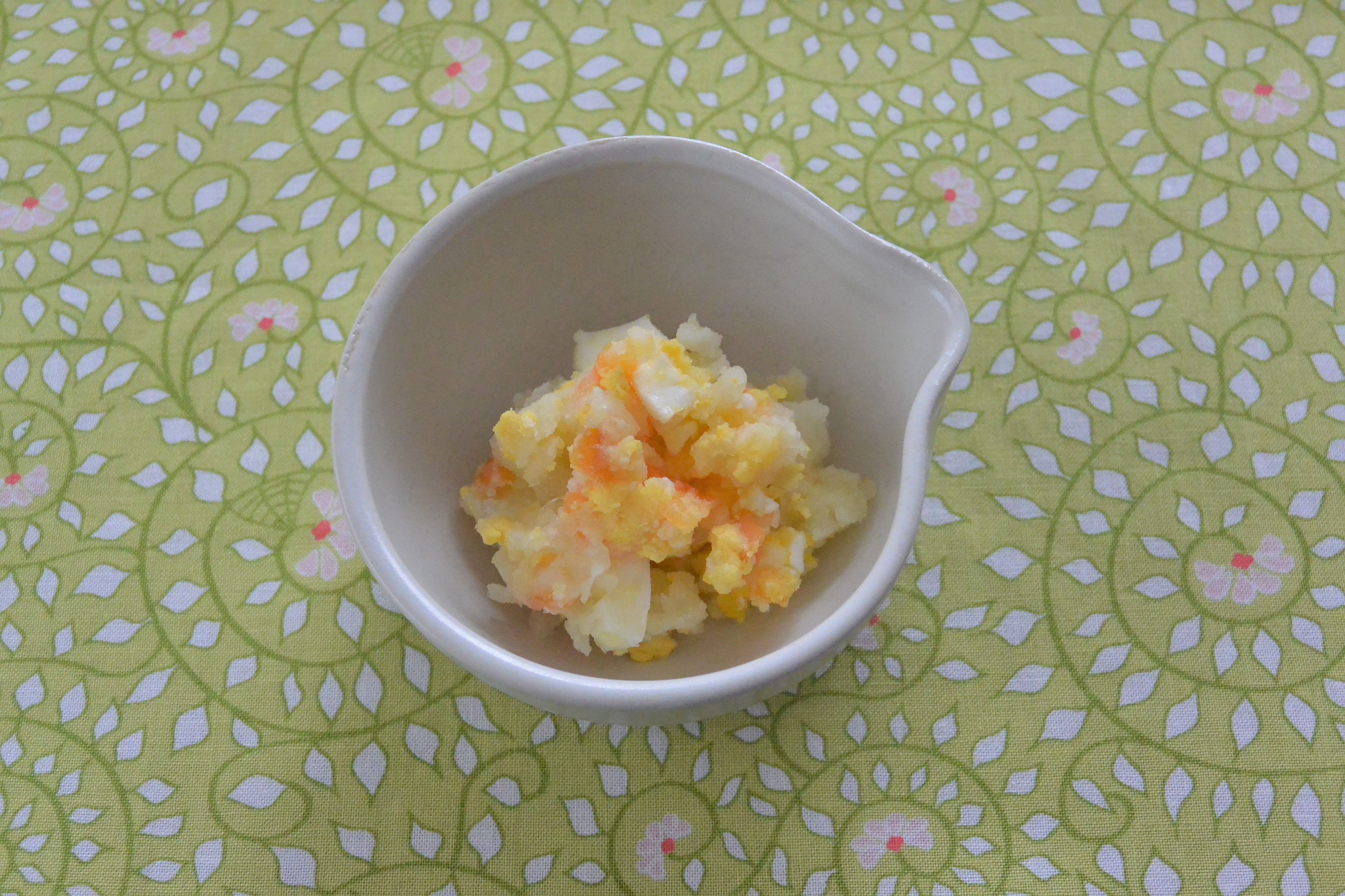今月の便秘解消離乳食は「ふんわりポテトサラダ」。マヨネーズは使わず、やわらかく煮たじゃがいもと野菜をマッシュしてヨーグルトで和えるポテサラです。