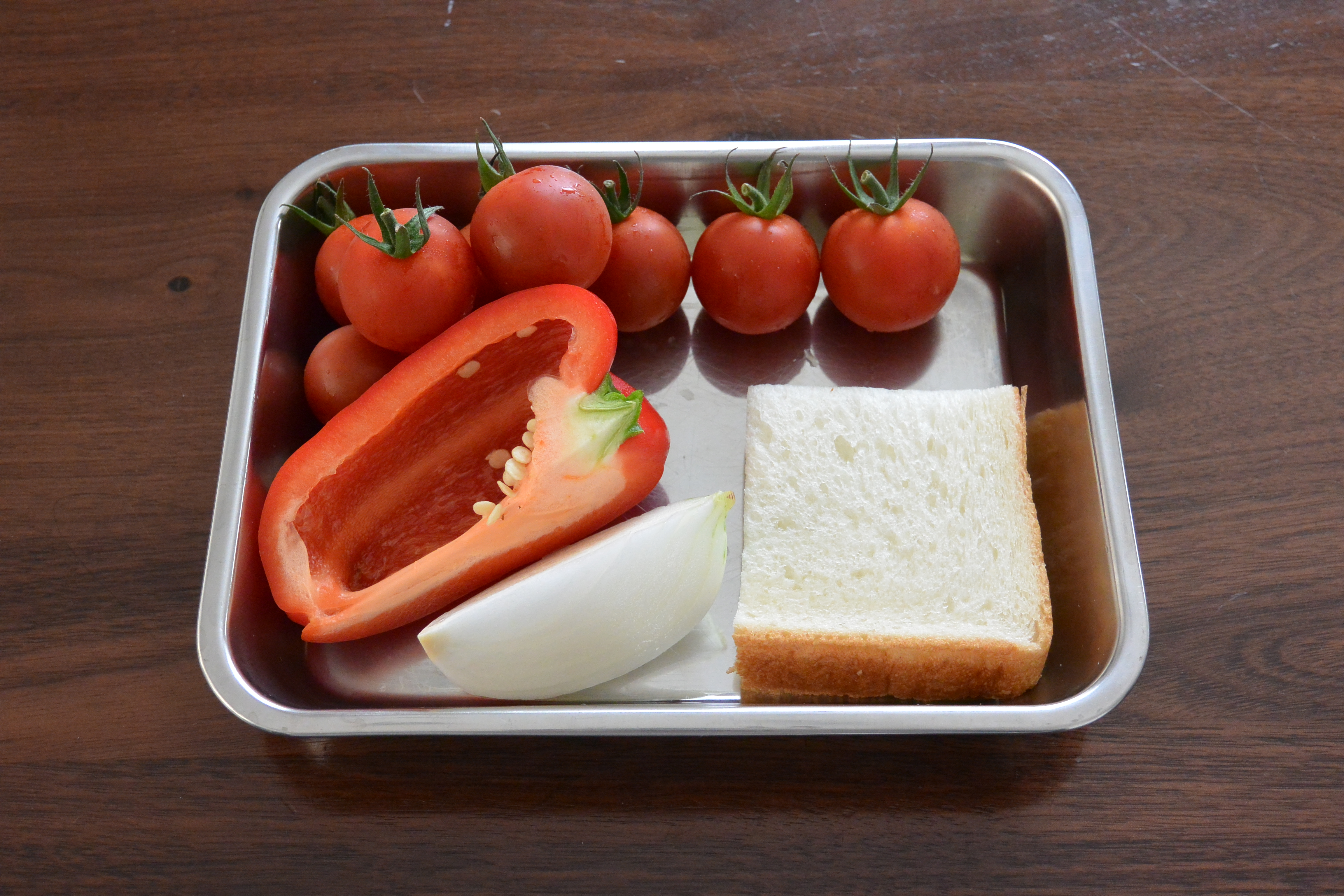 ミニトマト、赤パプリカ、たまねぎ、食パン