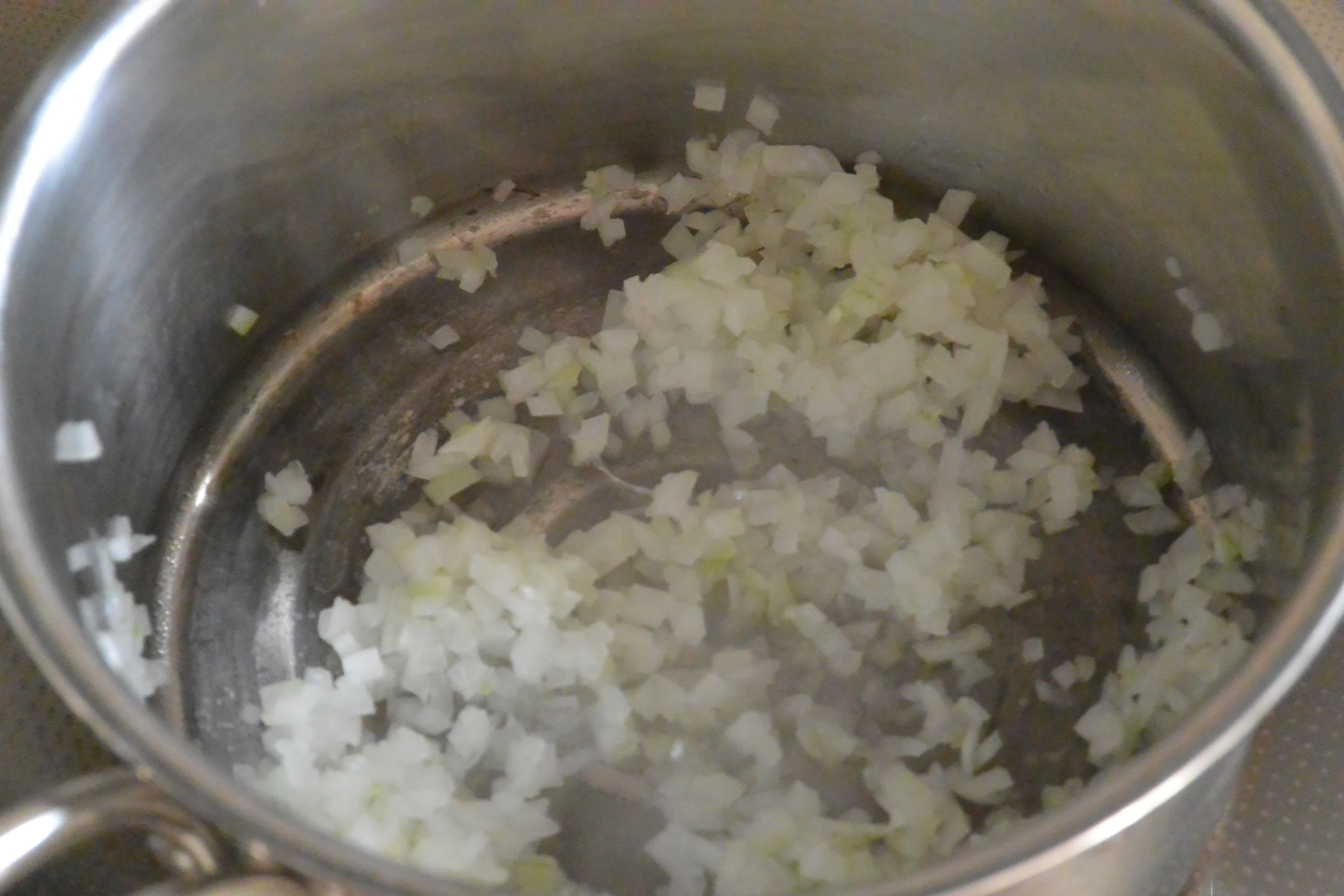 鍋にサラダ油をしき1. を入れて弱火~中火でじっくり炒める。