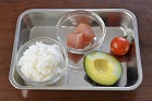 やわらいごはん まぐろ（刺身）アボカド ミニトマト