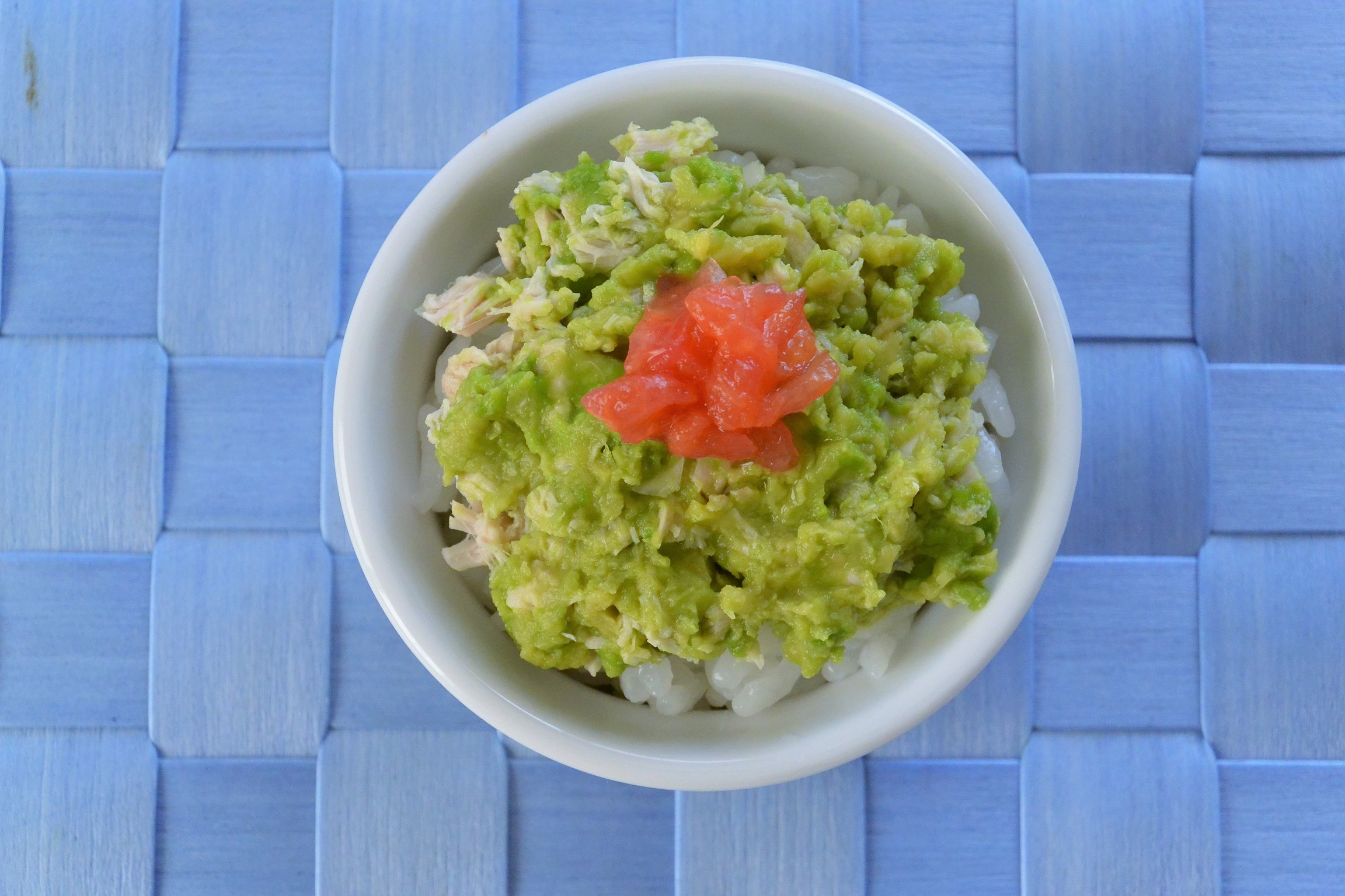 今月の便秘解消離乳食は「まぐろアボカドどんぶり」です。１日３食になるこの時期は栄養バランスも意識してみましょう。