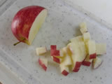 カマンベール、りんご（皮付き）を1cm角にカットする。