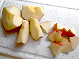 リンゴは皮付きのまま8等分し、芯を取る。厚さ1cm弱にカットする。