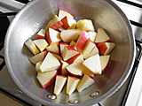 フライパンに無塩バター10gを入れ、火にかける。バターが溶けたら、リンゴ、きび糖20gを加え、しんなりするまで炒める。シナモンを振りかけ、バット（お皿でもOK）に移し、粗熱を取る。