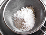 ふるっておいた薄力粉、全粒粉、ベーキングパウダーを加え、ゴムベラで混ぜる。