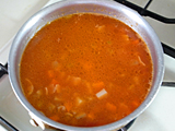 トマトピュレと水を加え、野菜が柔らかくなるまで約5分ほど煮る。
