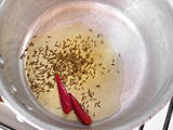 鍋にオリーブオイル、クミンシード、鷹の爪を入れ、弱火にかける。クミンシードが色づき、香りが出てきたところでニンニクのみじん切りを入れる。